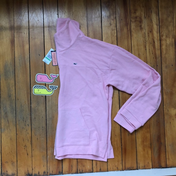 Vineyard Vines Tops - NWT VV funnel neck sweatshirt 🐳❤️